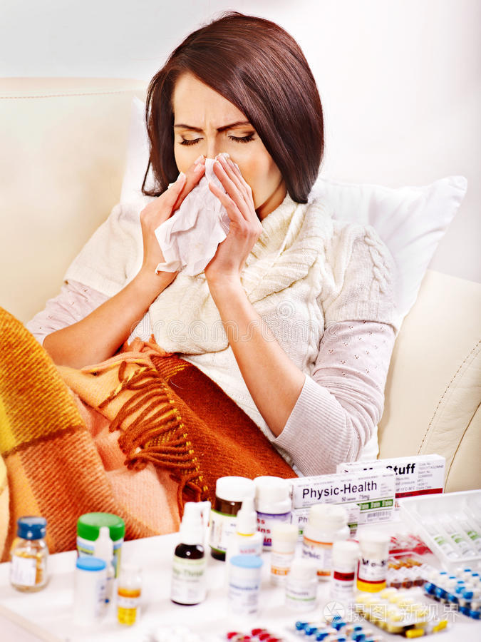 女人病沙发生病的女人.