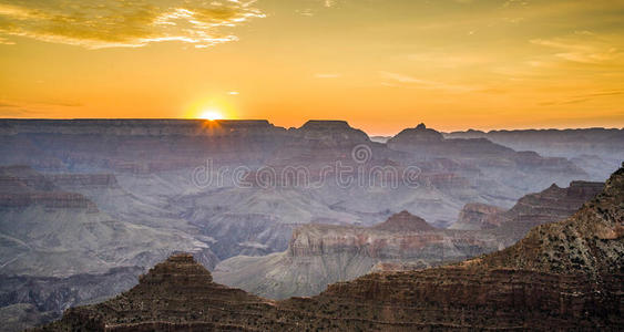 南里沙漠视角下的大峡谷日落