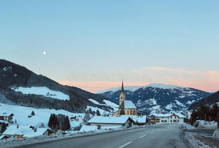 山地冬季卡尔蒂施村和日出奥地利。