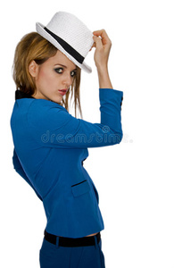 一个女人站得高高的，把帽子给掀了