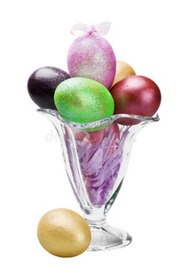 装饰在玻璃花瓶里的复活节彩蛋