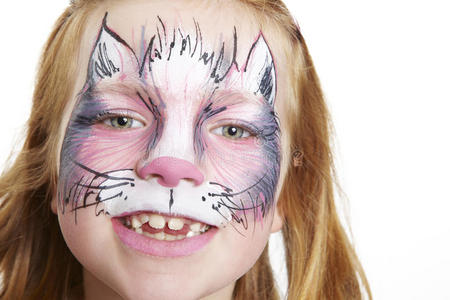 小女孩脸上画着猫的微笑