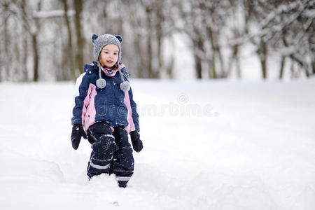 小女孩在冬天玩得很开心