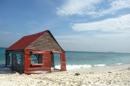 海滩上破旧的小屋