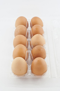 塑料托盘里的鸡蛋。