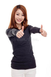 一位年轻的亚洲妇女伸出大拇指