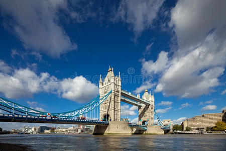 伦敦著名的塔桥