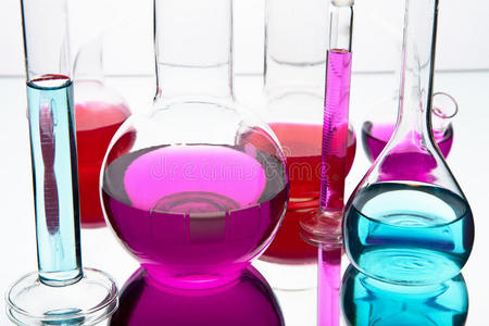 实验室用彩色化学制品玻璃器皿图片