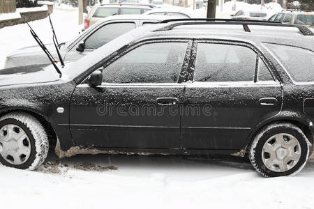 冬天被雪覆盖的汽车