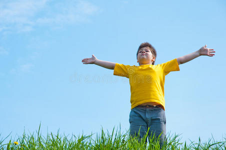 男孩站在青草上