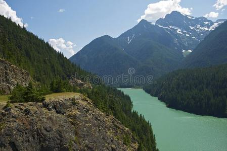 湖瀑布山图片