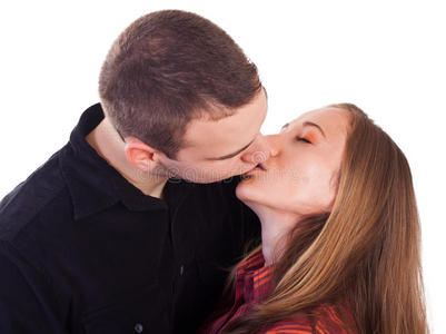 恋爱中的年轻情侣接吻图片