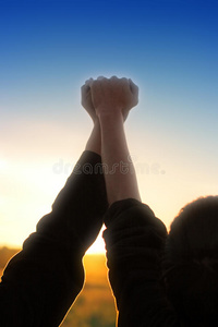 两手拍日落背景照片