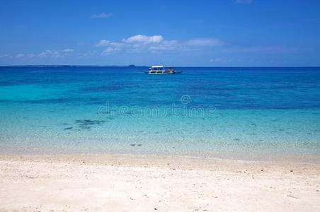 菲律宾马拉帕斯卡岛上的白沙热带海滩