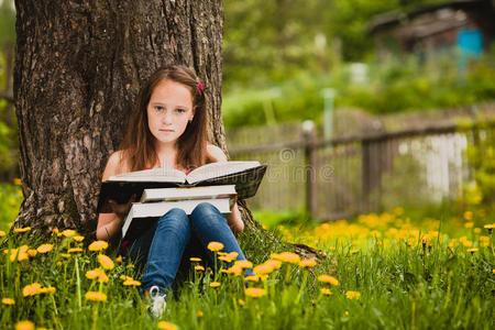 11岁的女孩看书