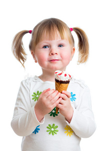 快乐的小女孩在独立工作室吃冰淇淋