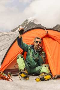 登山者在山上引起帮助