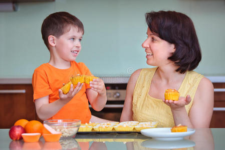 妈妈和她可爱的小男孩在烤松饼