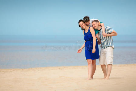 一家三口在热带海滩玩得开心图片