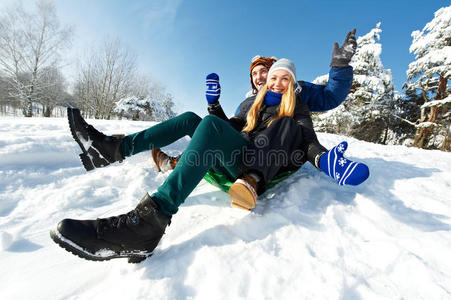 年轻幸福的夫妇在冬天滑雪