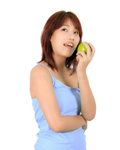 一个拿着绿苹果的年轻亚洲女人。