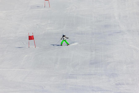 滑雪比赛中的女孩