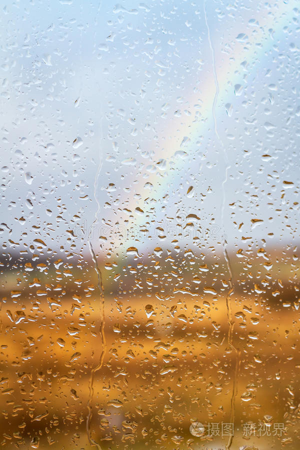 彩虹透过雨窗背景