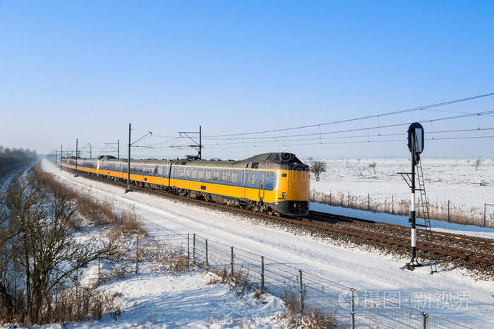 冬日雪景中的荷兰火车