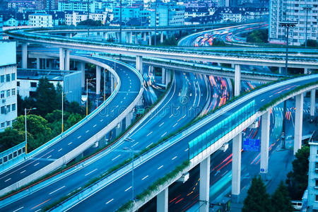 城市道路交汇处照片