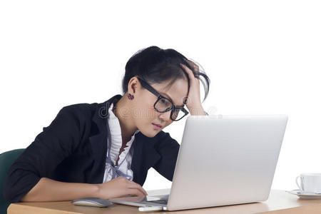 无聊的商人坐在办公椅上上班无聊或不称职的女商人无聊的年轻商人看
