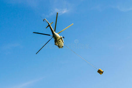 直升机在飞行中携带水桶