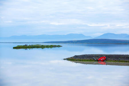 冰岛水景红船