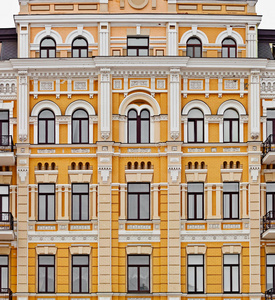 欧洲黄色建筑的外部图片