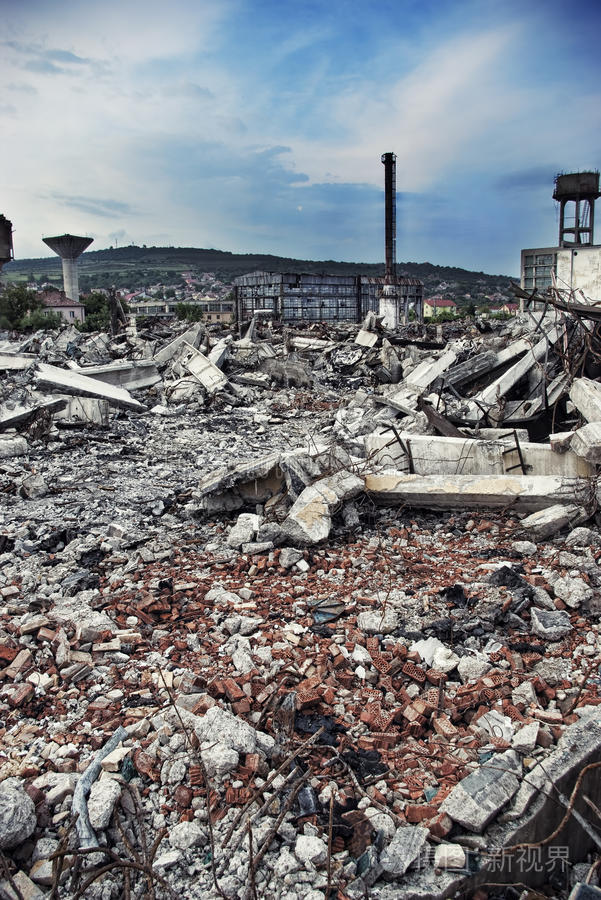 建筑废墟碎片钢桩一座旧建筑被拆毁后留下的瓦砾废墟被毁建筑物的一堆