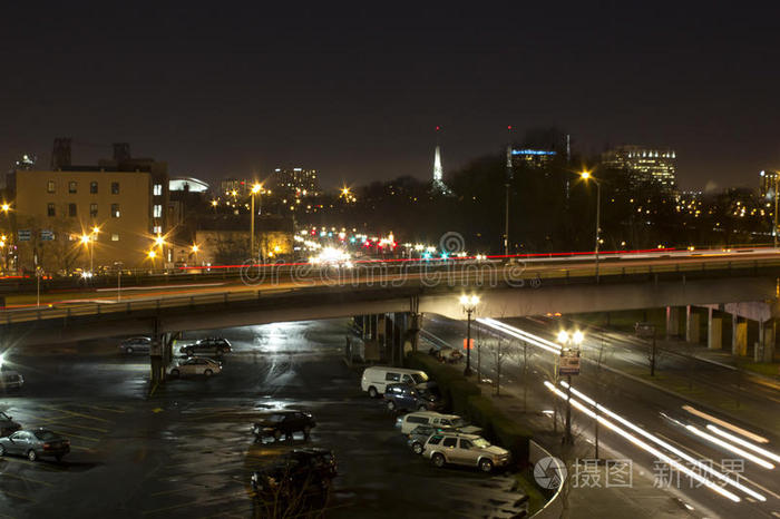 繁忙的城市夜间交通波特兰俄勒冈州
