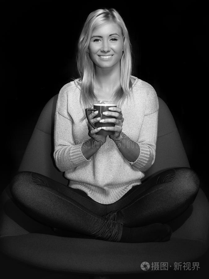 女性坐姿瑜伽式端茶