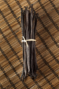 新鲜棕色有机香草豆照片