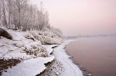 河岸，白雪覆盖，光线充足，夕阳西下