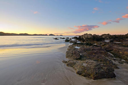 新西兰黄昏时模糊的海景