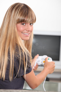 玩电脑游戏的女人图片