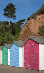 彩色海滩小屋在西顿，德文，英国