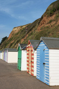 多姿多彩的海滩小屋在西顿，德文郡，英国。