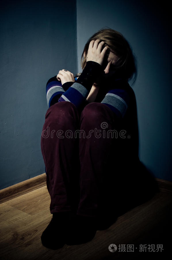 悲伤的女人独自坐着