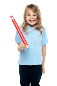 迷人的孩子，漂亮的头发，拿着红色的铅笔