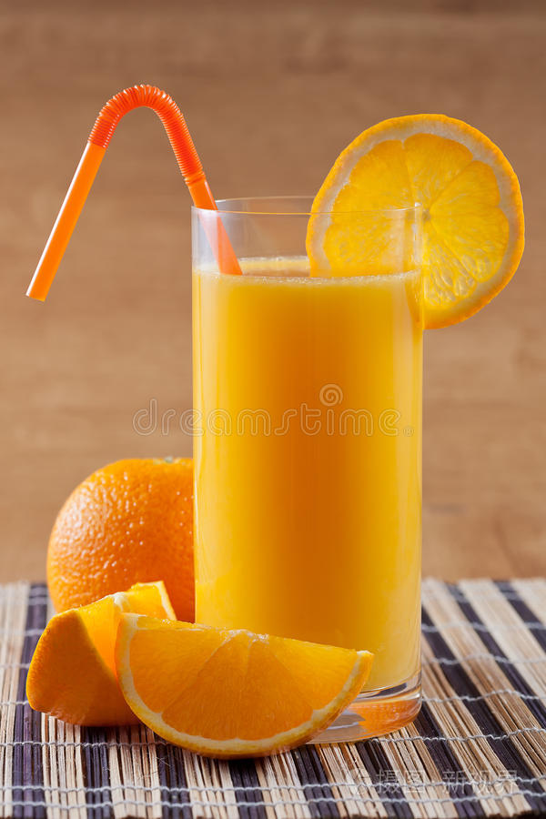 橙汁早餐和橙汁