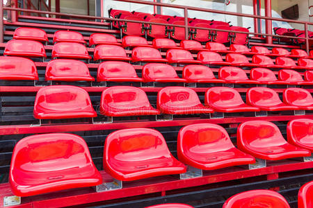 体育场内的红色塑料座椅图片
