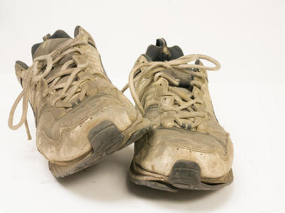 被窝里的一双脚一双脏兮兮的跑鞋照片