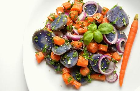 紫罗兰土豆胡萝卜洋葱沙拉