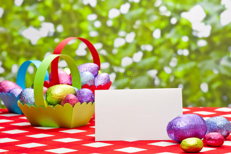 带购物卡和篮子的复活节彩蛋
