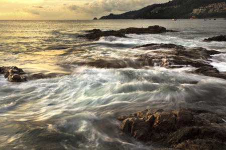 海浪冲击着海滩上的岩石